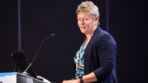 An indoor image of KBHN CEO Nicola Lewis speaking at the podium during the 2022 DOHaD World Congress closing ceremony.